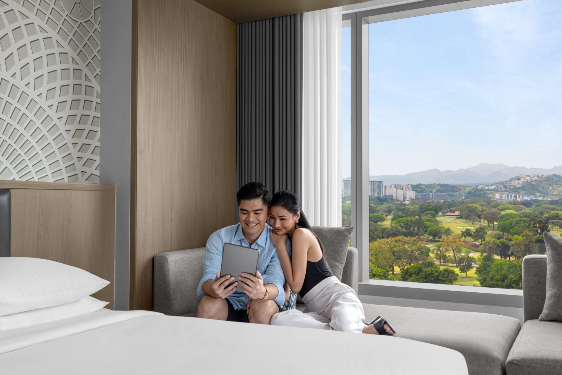 MH_CRKMC_Couple_Planning_Sightseeing-min